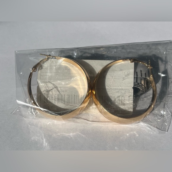 Elegant Gold Hoop Earrings Brand New - Picture 3 of 7